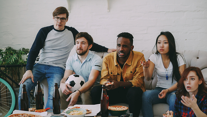 포토 JPG 해외이미지 학생 여자 남자 행복 음식 스포츠 공 응원 아파트 주택 맥주 피자 함께함 실내 사람 앉기 경기 여러명 친구 소파 세계 축구 텔레비전 경쟁 우정 마시기 게임 축하 관찰 우승 부채 그룹 흥분 골 해외202309 해외포토 감정 다수 컨셉 의자 관계 모션 놀이 주류 패스트푸드 서양음식 내부 건물 전자제품 구기 최고 파일형식