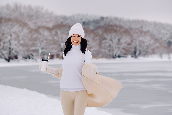 포토 JPG 해외이미지 라이프스타일 계절 공원 행복 호수 커피 음료 여행 겨울 자연 유리 휴가 한명 야외 컵 냉동 산책 추위 흰색 뜨거움 서리 밀짚 눈내림 해외202309 해외포토 1 식기 공공시설 감정 컬러 재질 휴식 눈_날씨 사람 생활 짚 생태계 파일형식