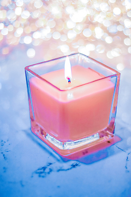 포토 JPG 해외이미지 분홍색 촛불 사람없음 파란색 반짝임 보케 빛망울 해외202309 해외포토 컬러 초 모션 빛 파일형식