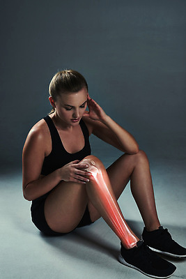 포토 JPG 해외이미지 전신 여자 뼈 한명 앉기 성인 옆모습 운동복 고통 잡기 상처 종아리 근육통 성인여자한명만 강조 해외202309 해외포토 1 옷 감정 뷰포인트 모션 사람 신체부위 여자한명만 성인여자만 파일형식