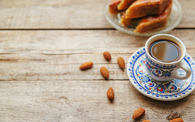 포토 JPG 해외이미지 접시 커피 사람없음 갈색 달콤 커피잔 컵받침 페스츄리 바클라바 나무배경 해외202309 해외포토 식기 음료 빵 컬러 백그라운드 디저트 잔 맛 받침대 파일형식