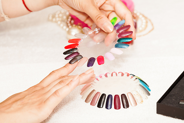 포토 JPG 해외이미지 손 여자 분홍색 컬러 신체 손가락 관리 미술 사람 사람없음 치료 빨간색 수건 뷰티 상점 스파 화장품 흰색 공구 못 선택 손톱관리 손톱 미용사 피부 피부관리 광택 프랑스어 돌봄 위생관리 해외202309 해외포토 직업 문자 컨셉 의학 모션 문화예술 신체부위 위생용품 도구 네일아트 파일형식