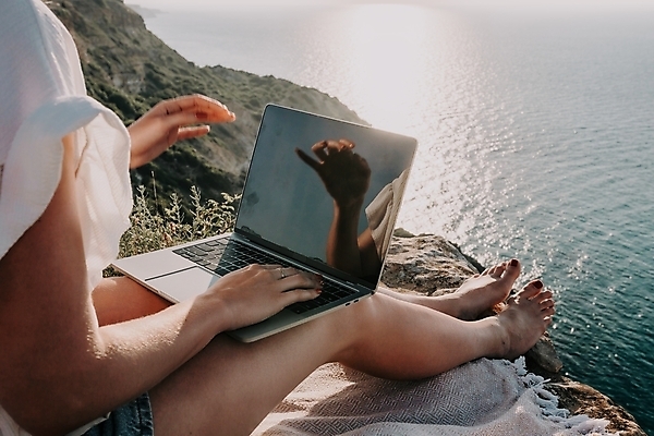 포토 JPG 해외이미지 직업 라이프스타일 여자 행복 커피 바다 여행 인터넷 비즈니스 통신 휴가 휴식 직장 관리 한명 사람 성인 해변 야외 물 노트북 컴퓨터 뷰티 여행객 공책 자유 타이핑 키보드 업무 작업 네트워크 바쁨 멀리 온라인 프리랜서 해외202309 해외포토 자연요소 1 감정 음료 컨셉 회사 문구용품 생활 전자제품 파일형식