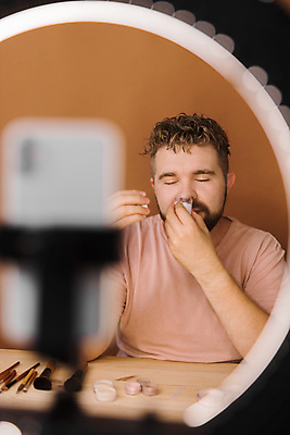 포토 해외이미지 남자 중년 전등 실내 한명 상반신 앞모습 스마트폰 화장 화장용품 방송 화장대 과정 리뷰 소셜네트워크 중년남자한명만 크리에이터 뷰티크리에이터 1인미디어 영상촬영 해외202309 해외포토 직업 1 뷰포인트 가구 컨셉 조명 사람 성인 내부 핸드폰 스마트기기 뷰티 촬영 미용용품 남자한명만 중년남자만 파일형식