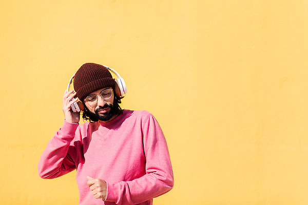 포토 JPG 해외이미지 백인 1 라이프스타일 남자 행복 음악 벽 분홍색 백그라운드 노래 수염 한명 웃음 사람 성인 가로 노란색 유행 헤드폰 소리 듣기 시원함 무선전화기 긍정 오디오 리듬 스타일 카피스페이스 해외202309 해외포토 서양인 감정 컬러 음향기기 컨셉 모션 문화예술 표정 생활 전자제품 공백 전화기 파일형식