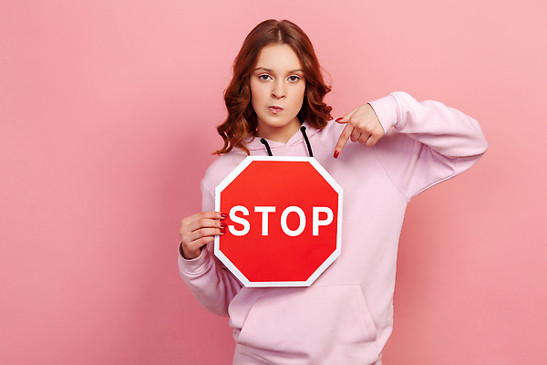 포토 JPG 해외이미지 여자 분홍색 경고 한명 들기 상반신 성인 앞모습 가리킴 표지판 정지 거절 성인여자한명만 해외202309 해외포토 1 뷰포인트 컬러 컨셉 모션 알림판 사람 손짓 여자한명만 성인여자만 파일형식