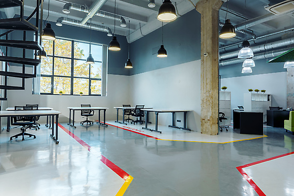 포토 JPG 해외이미지 창문 전등 직장 실내 사람없음 사무실 작업실 책상 비어있는 해외202309 해외포토 가구 회사 비즈니스 조명 내부 파일형식