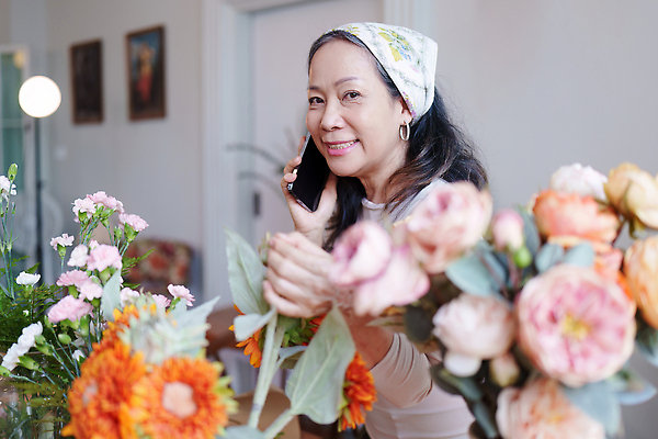 포토 JPG 해외이미지 식물 백인 직업 라이프스타일 여자 꽃 행복 꽃다발 꽃무늬 비즈니스 사업가 실내 한명 서기 사람 성인 초록색 뷰티 판매 세일 상점 앞치마 신선 잡기 업무 작업 비즈니스우먼 작음 다발 꽃집 종업원 고객 서비스 질서 소매 주인 중소기업 해외202309 해외포토 서양인 1 감정 컬러 무늬 회사 모션 내부 생활 예절 직장인 크기 파일형식