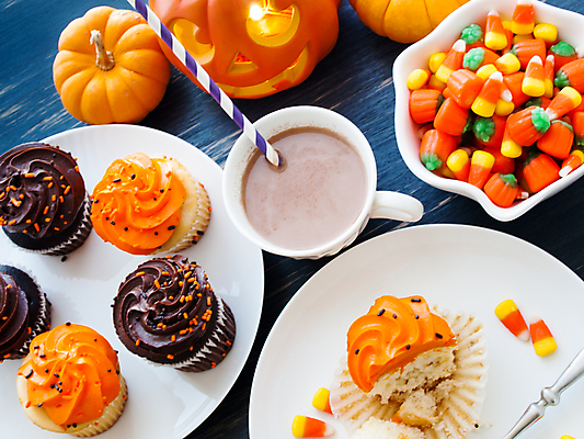 포토 JPG 해외이미지 포크 호박 사탕 사람없음 할로윈 컵케이크 코코아 잭오랜턴 해외202309 해외포토 식기 음료 채소 디저트 케이크 파일형식