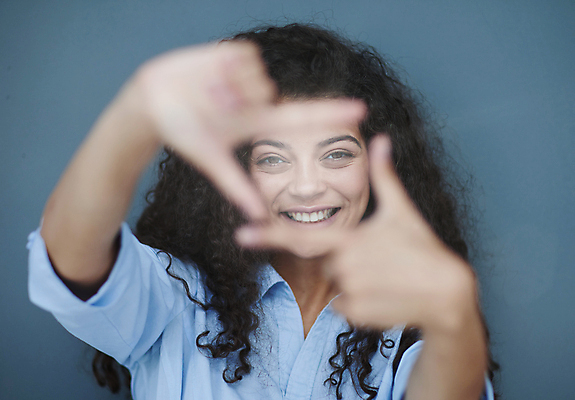 포토 JPG 해외이미지 백인 모델 직업 라이프스타일 헤어스타일 응시 여자 행복 감정 무기 얼굴 셔츠 비즈니스 사업가 성공 노동자 갈색머리 관리 한명 20대 유행 카메라 기쁨 회색 표현 비즈니스우먼 자신감 우아함 중개인 만족 웨이브 긍정 예복 교차 경영 접기 스타일 대리인 해외202309 해외포토 서양인 1 시선 옷 컬러 컨셉 상의 모션 사람 청년 생활 신체부위 전자제품 직장인 파일형식