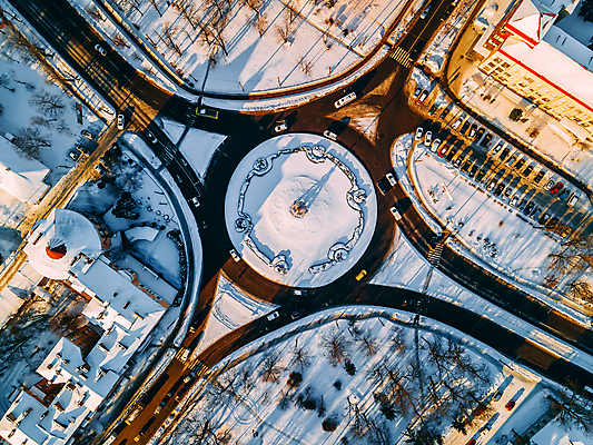 포토 JPG 해외이미지 디자인 유럽 도로 여행 겨울 건축양식 교통시설 자동차 전등 거리 버스 주택 따뜻함 안테나 그림자 풍경 사람없음 건물 도시풍경 뷰티 일몰 운전 도시 원형 고속도로 센터 교차로 속도 바쁨 짐차 빛망울 대각선 항공촬영 드론 해외202309 해외포토 도형 건축물 계절 건축 나라 길 선 육상교통 뷰포인트 교통 통신 모션 조명 대중교통 빛 노을 시설 파일형식
