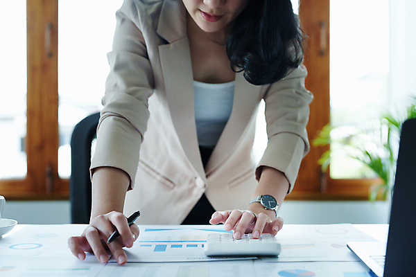 포토 JPG 해외이미지 직업 비즈니스 통신 성공 설계 한명 사람 성인 가로 금융 경제 사무실 저축 계산 계획 상품 위험 대표 토론 분석 동료 보고서 상담 경영자 투자 이익 회계 경영 마케팅 수입 예산 조언 생존 브레인스토밍 접근 해외202309 해외포토 1 컨셉 관계 리더 파일형식