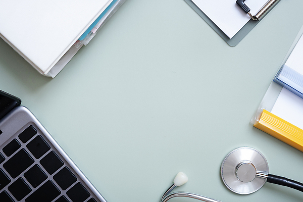 포토 JPG 해외이미지 컬러 백그라운드 텍스트 청진기 건강 병원 주사기 사람없음 치료 노트북 컴퓨터 알약 약 우주 장비 의사 공구 업무 플랫 정상 위치 테라피 온라인 돌봄 플랫레이 해외202309 해외포토 의학 의료기기 모션 전자제품 뷰티 의료진 도구 작업 파일형식