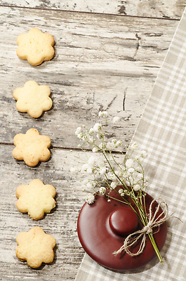 포토 JPG 해외이미지 전통 디자인 계절 꽃 행복 음식 컬러 백그라운드 컨셉 겨울 탁자 휴가 디저트 발렌타인데이 사람없음 장식 컵 빨간색 세로 노란색 쿠키 주방 숟가락 낭만 우유 흰색 시골 축하 우아함 달콤 설탕 심볼 오브젝트 엽서 정물화 핸드메이드 맛있는 해외202309 해외포토 식물 식기 감정 가구 데이이벤트 유제품 수저 맛 편지 그림 파일형식