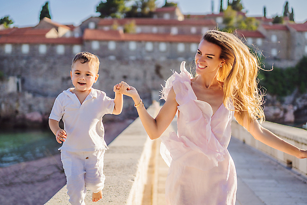 포토 JPG 해외이미지 여자 남자 행복 어린이 여행 소년 성인 야외 두명 건물 달리기 손잡기 산책 몬테네그로 스베티스테판 해외202309 해외포토 건축물 감정 모션 휴식 사람 파일형식