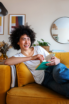 포토 JPG 해외이미지 라이프스타일 응시 여자 행복 휴식 아파트 주택 따뜻함 이야기 한명 사람 앉기 성인 내부 책 세로 소파 뷰티 검은색 방 흰색 휴게실 읽기 문학 리빙 혼혈 해외202309 해외포토 1 시선 감정 컬러 컨셉 의자 모션 건물 생활 다문화 파일형식