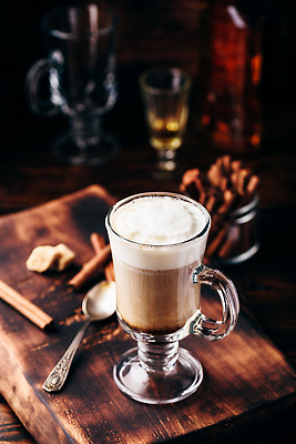 포토 JPG 해외이미지 커피 한잔 사람없음 갈색 칵테일 커피잔 티스푼 크림 나무도마 나무탁자 위스키 해외202309 해외포토 1 음료 컬러 탁자 잔 도마 주류 목재 숟가락 파일형식