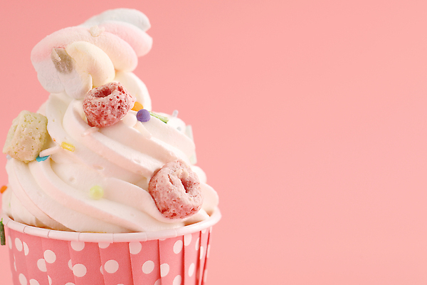 포토 JPG 해외이미지 사람없음 장식 한개 달콤 컵케이크 시리얼 생크림 마시멜로우 스프링클 카피스페이스 분홍색배경 해외202309 해외포토 1 음식 분홍색 백그라운드 디저트 케이크 공백 맛 크림 파일형식