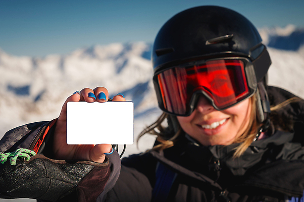 포토 JPG 해외이미지 라이프스타일 손 여자 행복 스포츠 여행 컨셉 겨울 자연 명함 휴가 스키 고글 산 한명 서기 사람 경사 야외 공백 추위 흰색 잡기 신용카드 티켓 헬멧 입장 휴양지 알프스 리프트 통과 카피스페이스 비어있는 해외202309 해외포토 1 계절 감정 유럽 컬러 모션 겨울스포츠 생활 신체부위 금융 장소 보호장비 생태계 파일형식