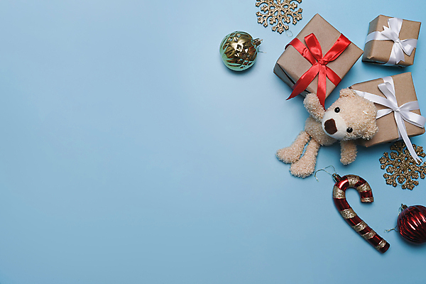 포토 JPG 해외이미지 크리스마스 눈꽃 사람없음 선물상자 하이앵글 곰인형 오브젝트 지팡이모양 오너먼트 카피스페이스 해외202309 해외포토 모양 기념일 인형 뷰포인트 크리스마스장식 눈_날씨 선물 상자 공백 파일형식