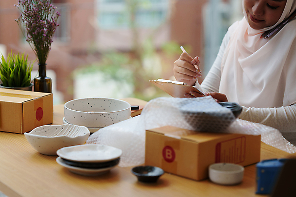 포토 JPG 해외이미지 그릇 여자 포장 사업가 한명 상반신 성인 옆모습 기록 작업 비즈니스우먼 사장 통화 택배상자 서류판 에어캡 성인여자한명만 해외202309 해외포토 직업 1 식기 뷰포인트 비즈니스 모션 사람 상자 사무용품 직장인 택배 여자한명만 성인여자만 파일형식