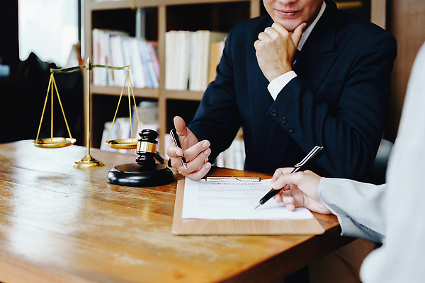 포토 JPG 해외이미지 남자 비즈니스 저울 앉기 상반신 성인 두명 사무실 펜 기록 법률가 책상 상담 문서 법 의사봉 변호사 성인남자만 해외202309 해외포토 직업 가구 모션 사람 필기구 남자만 성인만 파일형식