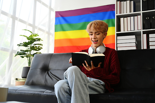 포토 JPG 해외이미지 남자 화분 무지개 잎 창문 책장 한명 들기 동양인 상반신 성인 책 소파 독서 헤드셋 다리꼬기 커튼 즐거움 성인남자한명만 성소수자 해외202309 해외포토 자연요소 식물 1 감정 음향기기 가구 의자 모션 사람 인종 헤드폰 남자한명만 성인남자만 파일형식