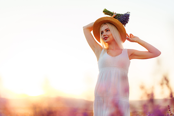 포토 JPG 해외이미지 여자 꽃다발 꽃밭 한명 들기 성인 야외 금발 손들기 일몰 올려보기 밀짚모자 라벤더 프로방스 성인여자한명만 해외202309 해외포토 모자_잡화 1 헤어스타일 꽃 모션 사람 노을 허브 여자한명만 성인여자만 파일형식