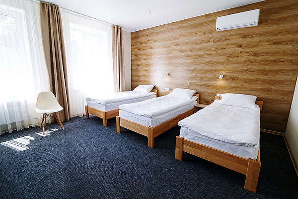 포토 JPG 해외이미지 디자인 여행 가구 건축양식 베개 침구 탁자 호텔 휴식 바닥 아파트 주택 실내 사람없음 내부 장식 가로 파란색 빛 갈색 침실 거울 방 흰색 침대 램프 잠 커튼 큼 담요 심플 시트 여관 예산 호스텔 스타일 안락 해외202309 해외포토 건축 컬러 생활용품 컨셉 숙소 조명 건물 크기 파일형식