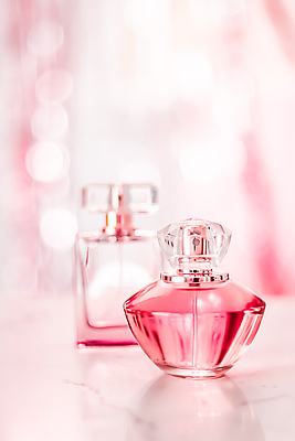 포토 JPG 해외이미지 분홍색 백그라운드 유리 사람없음 고급 향수 보케 향수병 해외202309 해외포토 컬러 컨셉 재질 화장품 병_담는 파일형식