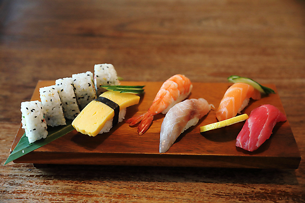 포토 JPG 해외이미지 오이 사람없음 일본 초밥 회 신선 레몬 날것 나무배경 해외202309 해외포토 아시아 음식 백그라운드 채소 과일 일본음식 파일형식