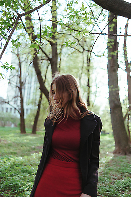 포토 JPG 해외이미지 나무 식물 모자 라이프스타일 긴머리 드레스 공원 여자 백그라운드 자연 한명 미소 야외 빨간색 초록색 여름 금발 뷰티 맑음 봄 표현 신선 냄새 우크라이나 펠트 스타일 해외202309 해외포토 1 헤어스타일 잡화 옷 계절 공공시설 유럽 컬러 날씨 표정 사람 생활 생태계 파일형식 천_직물