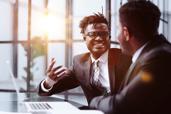 포토 JPG 해외이미지 직업 남자 인터넷 비즈니스 사업가 성공 회의 설계 함께함 실내 앉기 성인 두명 노트북 컴퓨터 사무실 황혼 기쁨 방 가리킴 작업 비즈니스맨 네트워크 그룹 계획 종업원 책상 동료 경영자 보안 폴더 빛망울 경영 프로젝트 브레인스토밍 해외202309 해외포토 감정 가구 컨셉 관계 모션 안전 사람 손짓 내부 전자제품 빛 일몰 직장인 리더 파일 파일형식