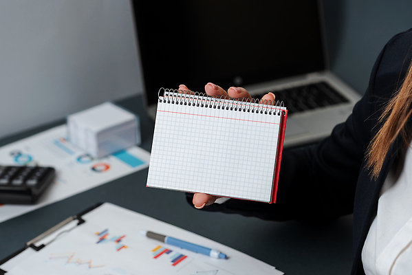 포토 JPG 해외이미지 백인 직업 손 여자 교육 남자 종이 회사 비즈니스 청소년 탁자 성공 설계 실내 창조 한명 앉기 성인 사람없음 금융 노트북 컴퓨터 사무실 펜 자료 계산기 성장 키보드 잡기 작업 비즈니스맨 비즈니스우먼 작업장 전문직 계획 책상 경영자 문서 바쁨 카피스페이스 해외202309 해외포토 서양인 1 산업 가구 컨셉 모션 문구용품 사람 내부 신체부위 경제 전자제품 필기구 공백 장비 직장인 리더 파일형식