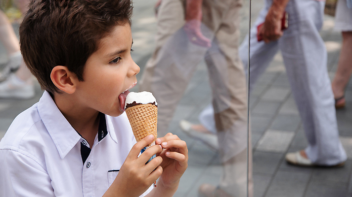 포토 JPG 해외이미지 백인 행복 감정 유럽 얼굴 어린이 음식 휴가 아이스크림 디저트 한명 소년 성인 갈색 초콜릿 냉동 얼음 기쁨 흰색 표현 아기 입 우아함 달콤 핥기 상품 작음 먹기 크림 입술 원뿔 와플 식욕 성인남자만 전경 맛있는 해외202309 해외포토 자연요소 도형 서양인 1 남자 나라 컬러 컨셉 모션 사람 풍경 신체부위 맛 크기 남자만 성인만 파일형식 탑뷰