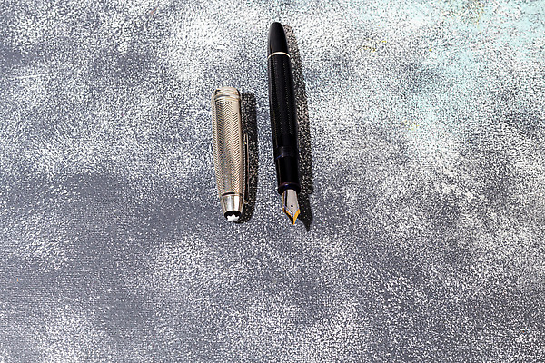 포토 JPG 해외이미지 종이 비즈니스 포장 문구용품 잉크 선물 사람없음 스터디 상자 사무실 펜 만년필 유행 금속 검은색 장비 회색 수확 원형 황금 클래식 고급 은색 플라스틱 수집 오브젝트 복고 반죽 날카로움 광택 서명 삭제 고물 옛날 원고 필기체 화강암 스타일 해외202309 해외포토 도형 문자 컬러 컨셉 농업 재질 학습 필기구 암석 파일형식