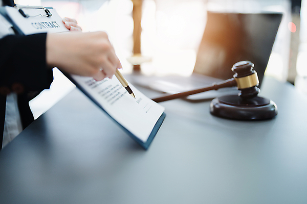 포토 JPG 해외이미지 손 비즈니스 앉기 성인 신체부위 사무실 펜 법률가 책상 상담 문서 법 의사봉 변호사 해외202309 해외포토 직업 가구 모션 사람 필기구 파일형식