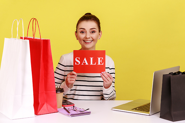 포토 JPG 해외이미지 여자 안경 모션 한명 들기 상반신 성인 앞모습 스마트폰 쇼핑백 세일 책상 스프링노트 테이크아웃컵 성인여자한명만 해외202309 해외포토 1 잡화 뷰포인트 가구 가방 사람 컵 핸드폰 스마트기기 공책 여자한명만 성인여자만 파일형식