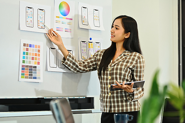 포토 JPG 해외이미지 디자인 여자 종이 비즈니스 설계 한명 상반신 성인 태블릿 칠판 계획 디자이너 UI 성인여자한명만 해외202309 해외포토 직업 1 컨셉 사람 전자제품 스마트기기 여자한명만 성인여자만 파일형식