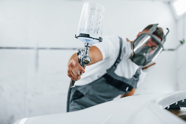 포토 JPG 해외이미지 남자 자동차 마스크 한명 들기 상반신 성인 앞모습 도구 작업 기술자 열정 정비공 도색 도색공 자동차정비 정비소 성인남자한명만 해외202309 해외포토 직업 1 감정 육상교통 뷰포인트 모션 사람 수리 남자한명만 성인남자만 파일형식