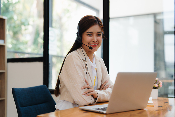 포토 JPG 해외이미지 백인 직업 여자 행복 이어폰 비즈니스 통신 직장 대화 한명 사람 성인 스마트폰 컴퓨터 사무실 세일 헤드폰 업무 작업 비즈니스맨 비즈니스우먼 센터 상담원 종업원 프런트 중개인 사이버 고객 책상 마이크 서비스 텔레마케팅 부름 온라인 운영자 지원 헬프 해외202309 해외포토 서양인 1 남자 감정 음향기기 가구 회사 모션 말하기 전자제품 핸드폰 스마트기기 도움 직장인 사무원 서비스업 파일형식