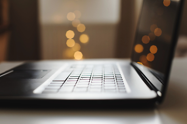 포토 JPG 해외이미지 템플릿 디자인 백그라운드 컨셉 인터넷 비즈니스 통신 벽지 탁자 주택 직장 사람없음 장식 노트북 빛 컴퓨터 터치패드 햇빛 우주 디지털 스크린 모니터 검은색 공책 웹 방 키보드 네트워크 작업실 소프트포커스 연결 휴대용 무선전화기 책상 전자 온라인 프리랜서 스타일 카피스페이스 해외202309 해외포토 직업 컬러 가구 회사 문구용품 촬영기법 건물 전자제품 태양 공백 전화기 오브젝트 파일형식