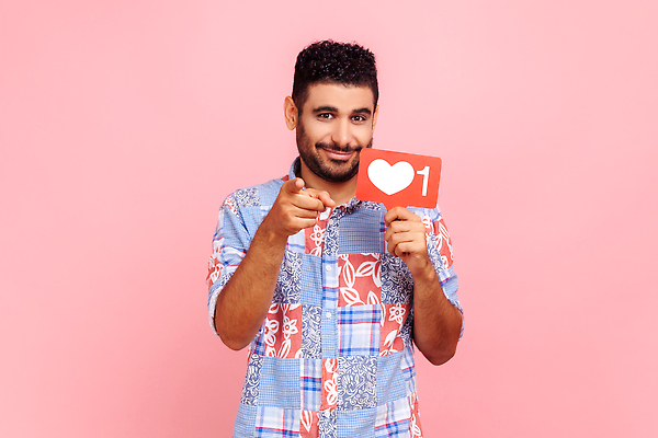 포토 JPG 해외이미지 응시 남자 분홍색 말풍선 한명 들기 상반신 성인 앞모습 하트 가리킴 성인남자한명만 해외202309 해외포토 모양 1 시선 뷰포인트 컬러 모션 사람 손짓 남자한명만 성인남자만 파일형식