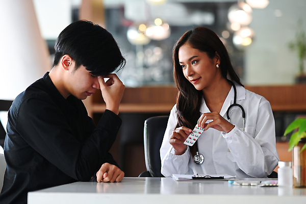 포토 JPG 해외이미지 여자 남자 청진기 앉기 상반신 성인 두명 알약 진료 의사 의사가운 두통 처방 서류판 성인만 해외포토 의학 의료기기 모션 사람 약 사무용품 의료진 가운 질병 파일형식