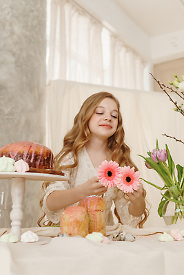 포토 JPG 해외이미지 드레스 여자 꽃 기독교 어린이 부활절 한명 들기 상반신 앞모습 케이크 흰색 커튼 우아함 머핀 메추리알 소녀한명만 케이크스탠드 해외202309 머랭쿠키 해외포토 식물 1 옷 기념일 종교 빵 뷰포인트 컬러 컨셉 모션 디저트 사람 쿠키 알 받침대 머랭 여자한명만 소녀만 파일형식