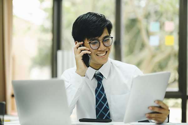 포토 JPG 해외이미지 직업 비즈니스 사업가 통신 성공 대화 한명 사람 금융 노트북 스마트폰 컴퓨터 사무실 독서 작업 비즈니스맨 중개인 무선전화기 계약 컨설턴트 문서 온라인 변호사 경영 계좌 회계사 카피스페이스 해외202309 해외포토 1 남자 컨셉 말하기 경제 전자제품 핸드폰 스마트기기 공백 직장인 전문직 전화기 상담 파일형식