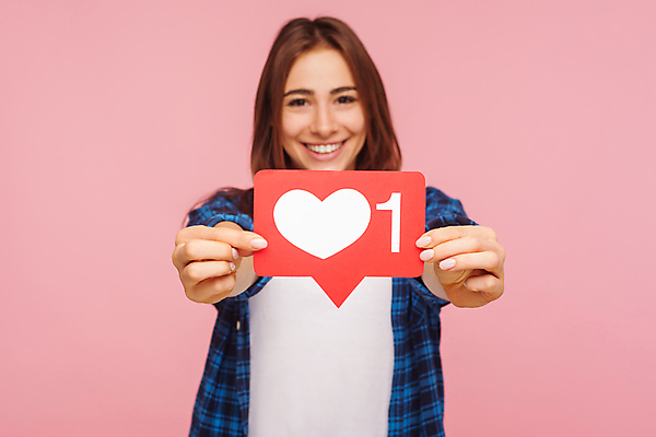 포토 JPG 해외이미지 응시 여자 분홍색 말풍선 한명 들기 상반신 성인 앞모습 아웃포커스 하트 성인여자한명만 해외202309 해외포토 모양 1 시선 뷰포인트 컬러 모션 촬영기법 사람 여자한명만 성인여자만 파일형식