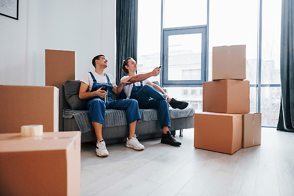 포토 JPG 해외이미지 전신 백인 남자 가구 유니폼 휴식 실내 앉기 성인 두명 옆모습 상자 소파 이사 멜빵바지 이삿짐 이삿짐센터 성인남자만 해외202309 해외포토 서양인 옷 뷰포인트 생활용품 컨셉 의자 바지 모션 사람 내부 멜빵 남자만 성인만 파일형식