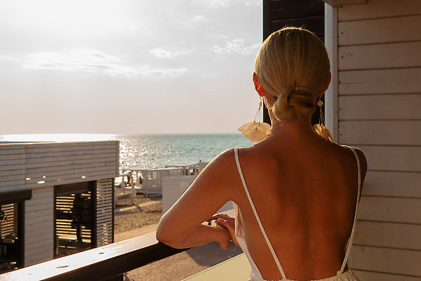 포토 JPG 해외이미지 모델 1 라이프스타일 응시 여자 행복 바다 여행 백그라운드 창문 자연 하늘 호텔 휴가 휴식 한명 서기 사람 풍경 성인 야외 물 여름 파란색 뷰티 방 자유 발코니 오픈 고급 지중해 휴양지 해외202309 해외포토 자연요소 시선 계절 감정 컬러 컨셉 모션 숙소 생활 장소 생태계 파일형식