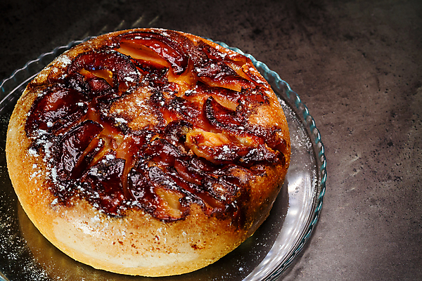 포토 JPG 해외이미지 접시 음식 조각 백그라운드 과일 재료 디저트 요리 사람없음 갈색 케이크 주방 식사 빵집 튀김 껍질 흰색 기구 시골 신선 달콤 사과 설탕 굽기 내추럴 방법 채식주의자 타르트 페스츄리 핸드메이드 플랫레이 비건 맛있는 해외202309 해외포토 식기 빵 컬러 상점 플랫 맛 구이 채식 파이_빵 파일형식